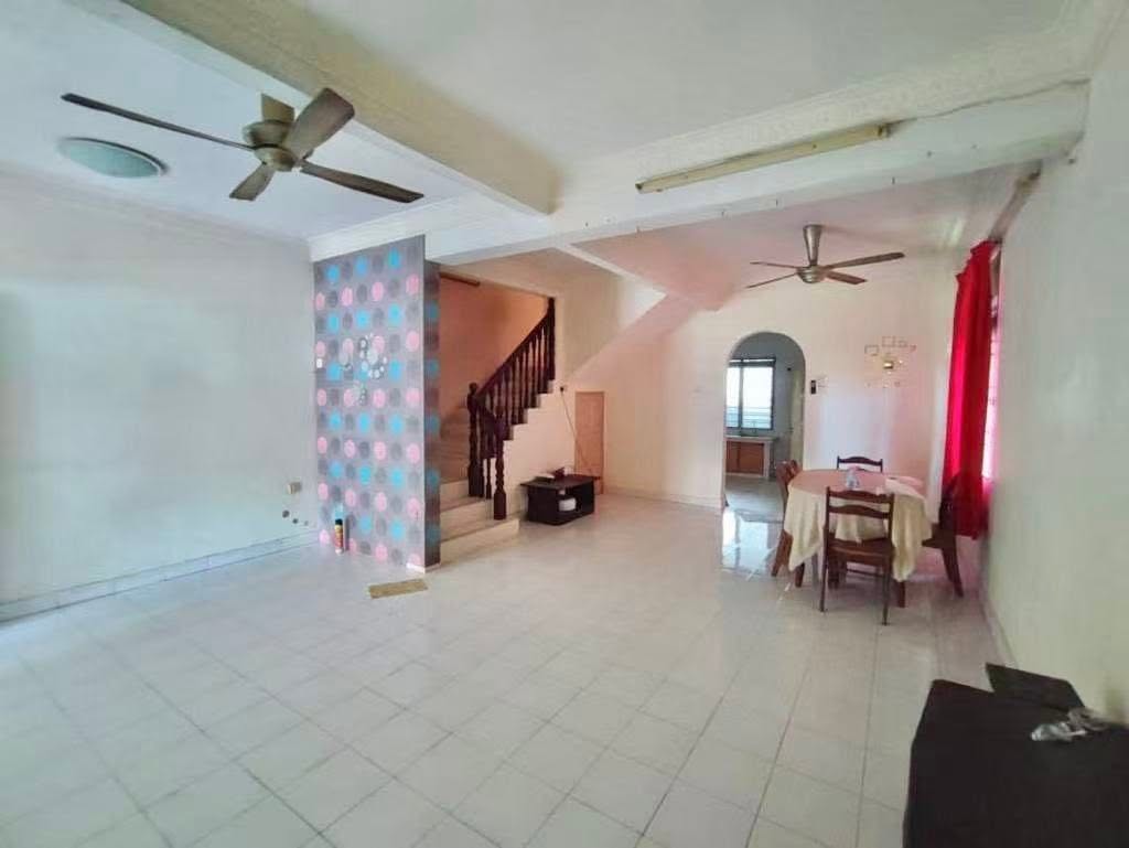 BELOW MARKET VALUE MENGLEMBU TAMAN KLEDANG EMAS 2 STOREY INTERMEDIATE CORNER HOUSE FOR SALE - Image 3
