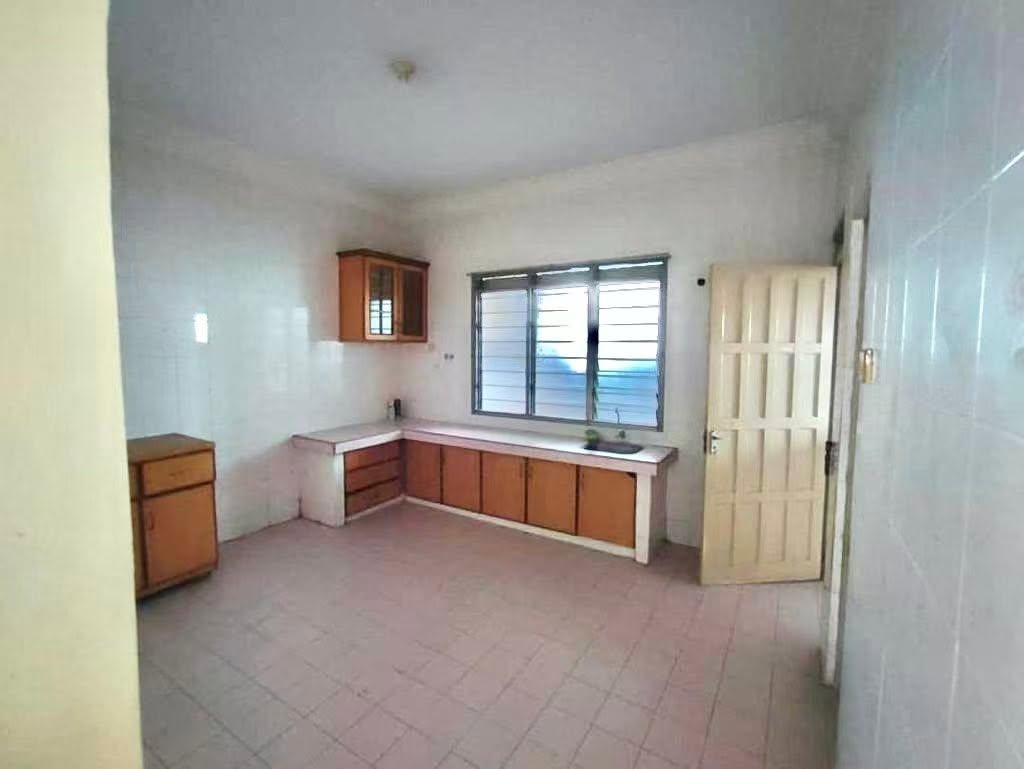 BELOW MARKET VALUE MENGLEMBU TAMAN KLEDANG EMAS 2 STOREY INTERMEDIATE CORNER HOUSE FOR SALE - Image 9