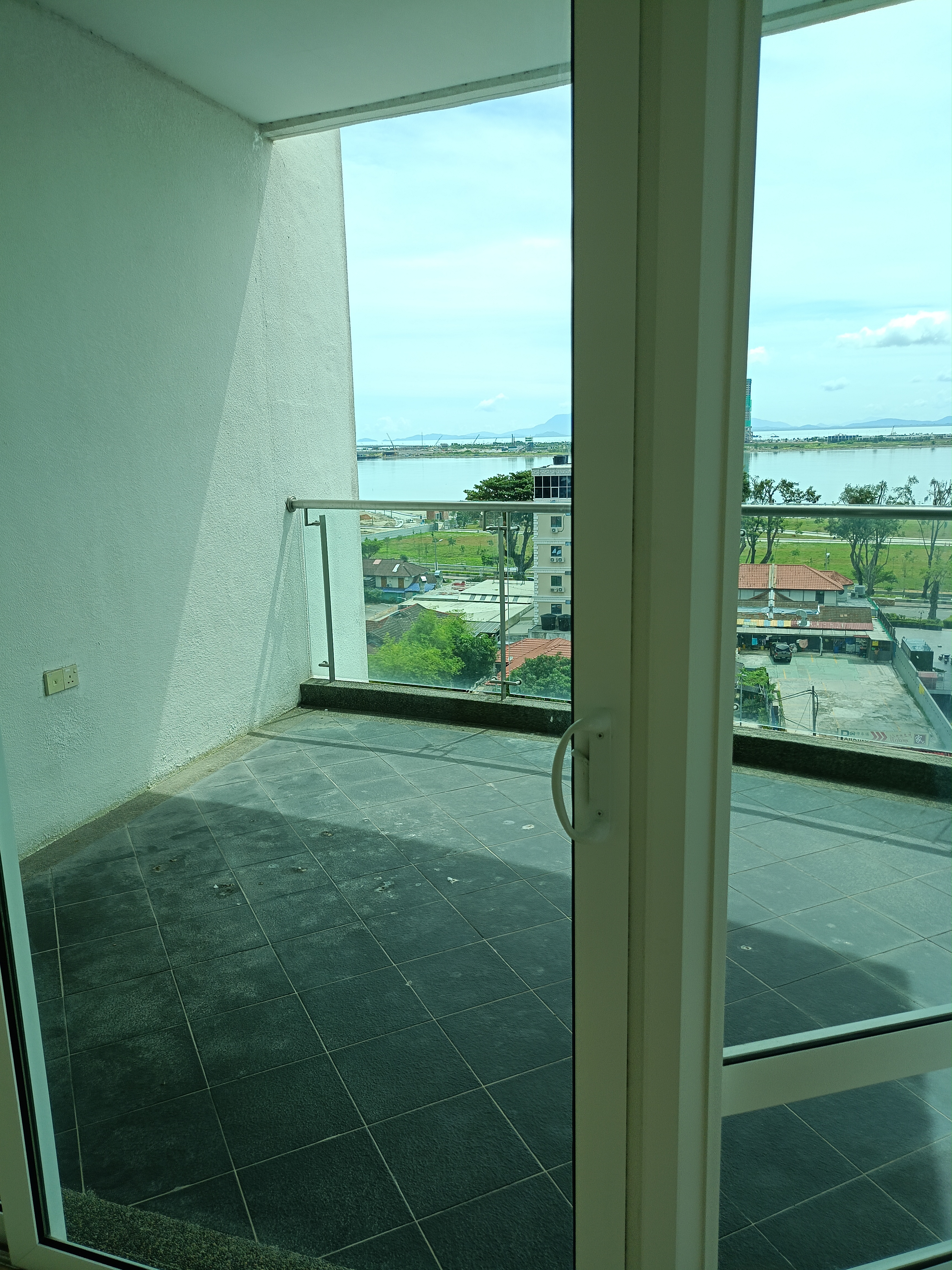 H Residence Luxury Condo with 2 carparks 5000sf morning sun balcony - Image 3